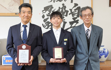 個人賞受賞者と伊東郁記校長(右端)と理科担当・鈴木隆治教諭(左端)。