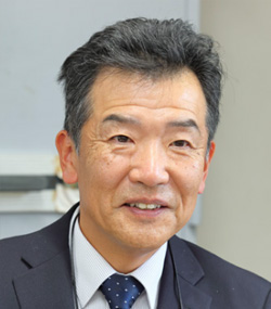 生徒の成長のためにも地道に応募を続けます。と鈴木教諭。