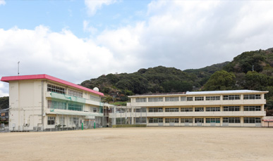 校庭から臨む琴海中学校。裏山中腹には長崎本線(旧線)が通っている。