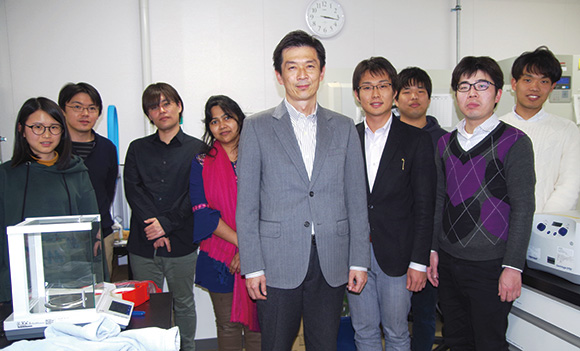 田中賢教授（中央）と研究チームのみなさん