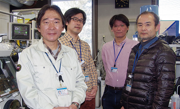 高田和典拠点長（左端）と研究チームのみなさん